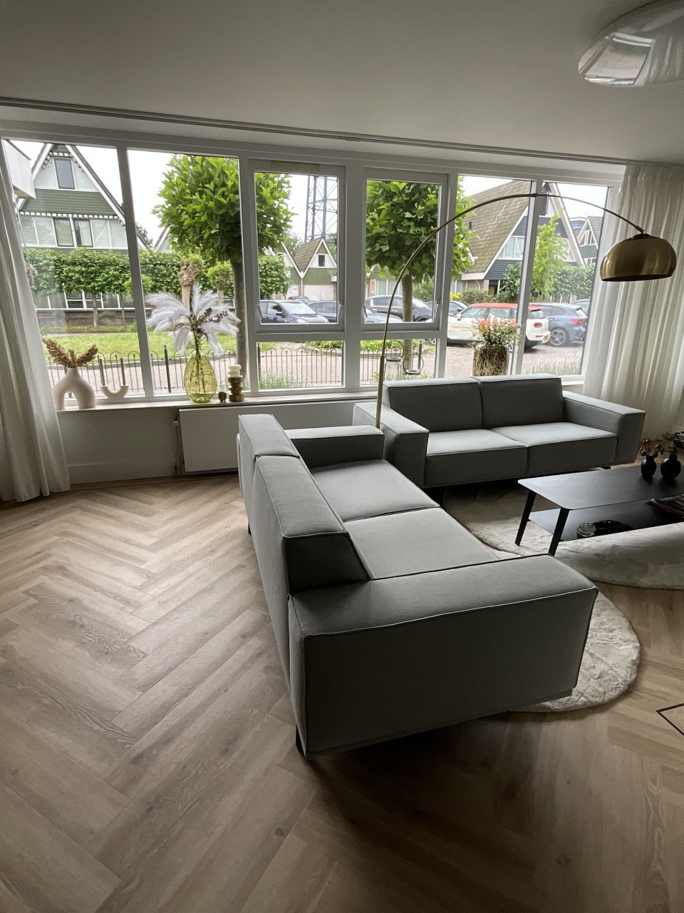 Hippe grijze bank
