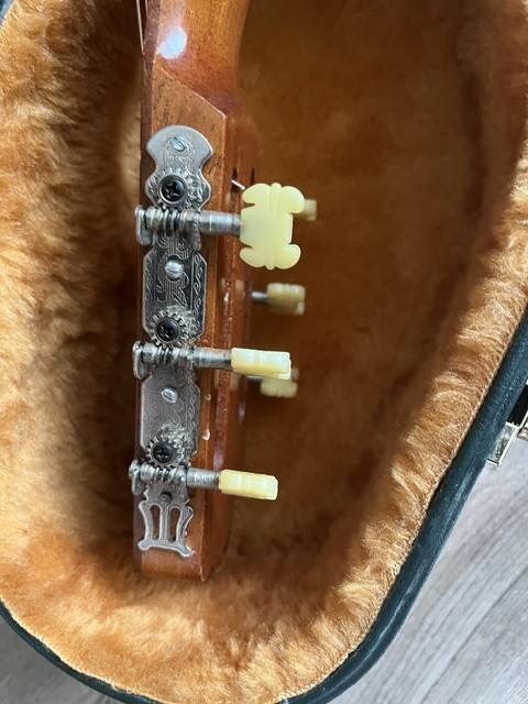 Oudere klassiek gitaar met koffer  1973