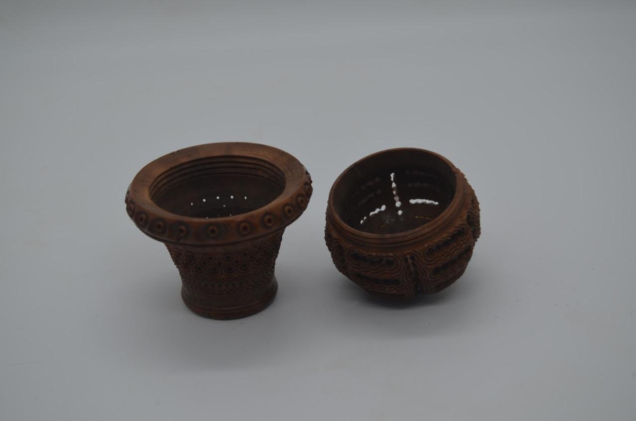 Handgesneden coquilla noten strooiers en pomanders (6)