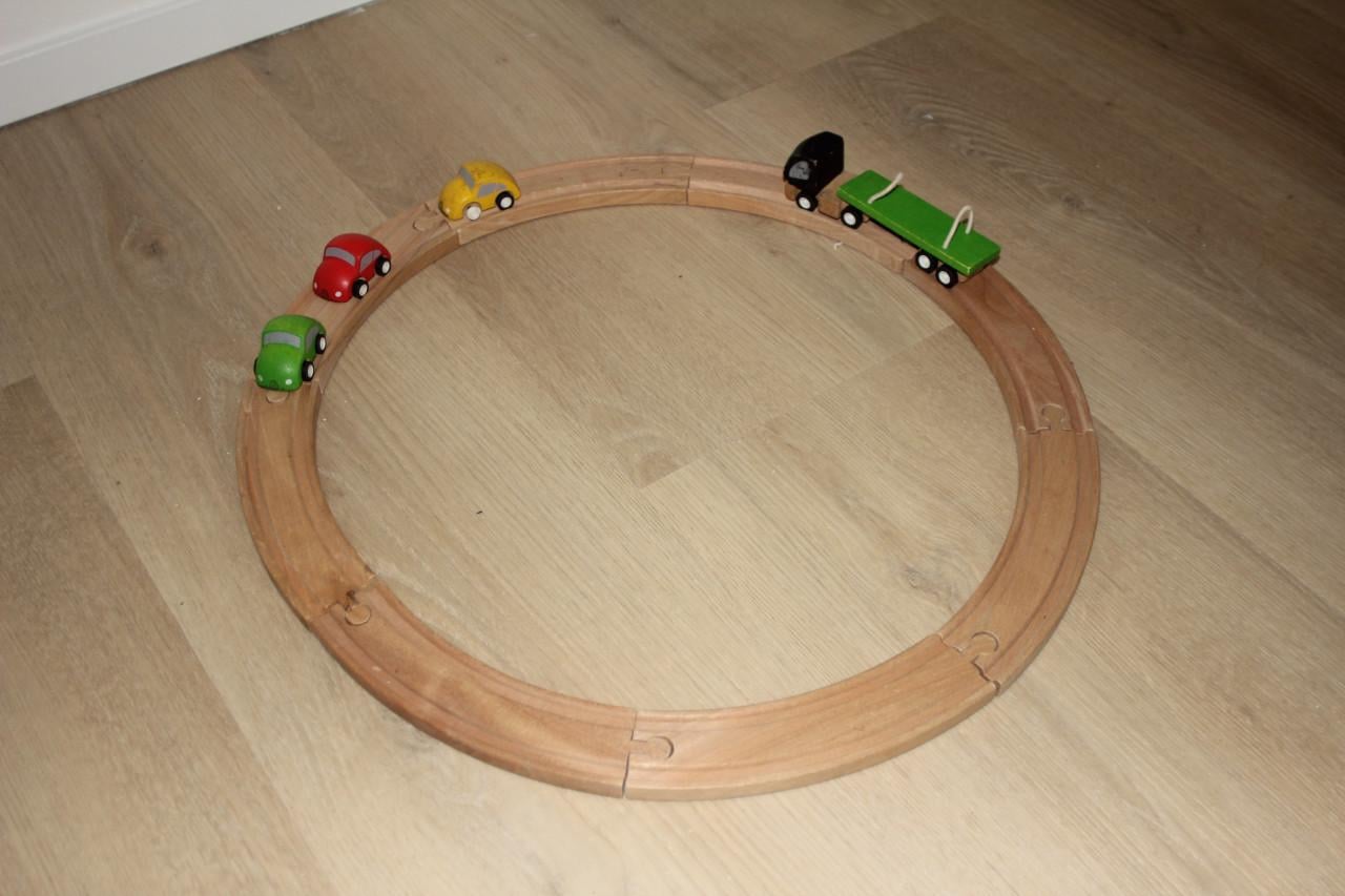 Houten treintjes,,autootjes,,rotonde