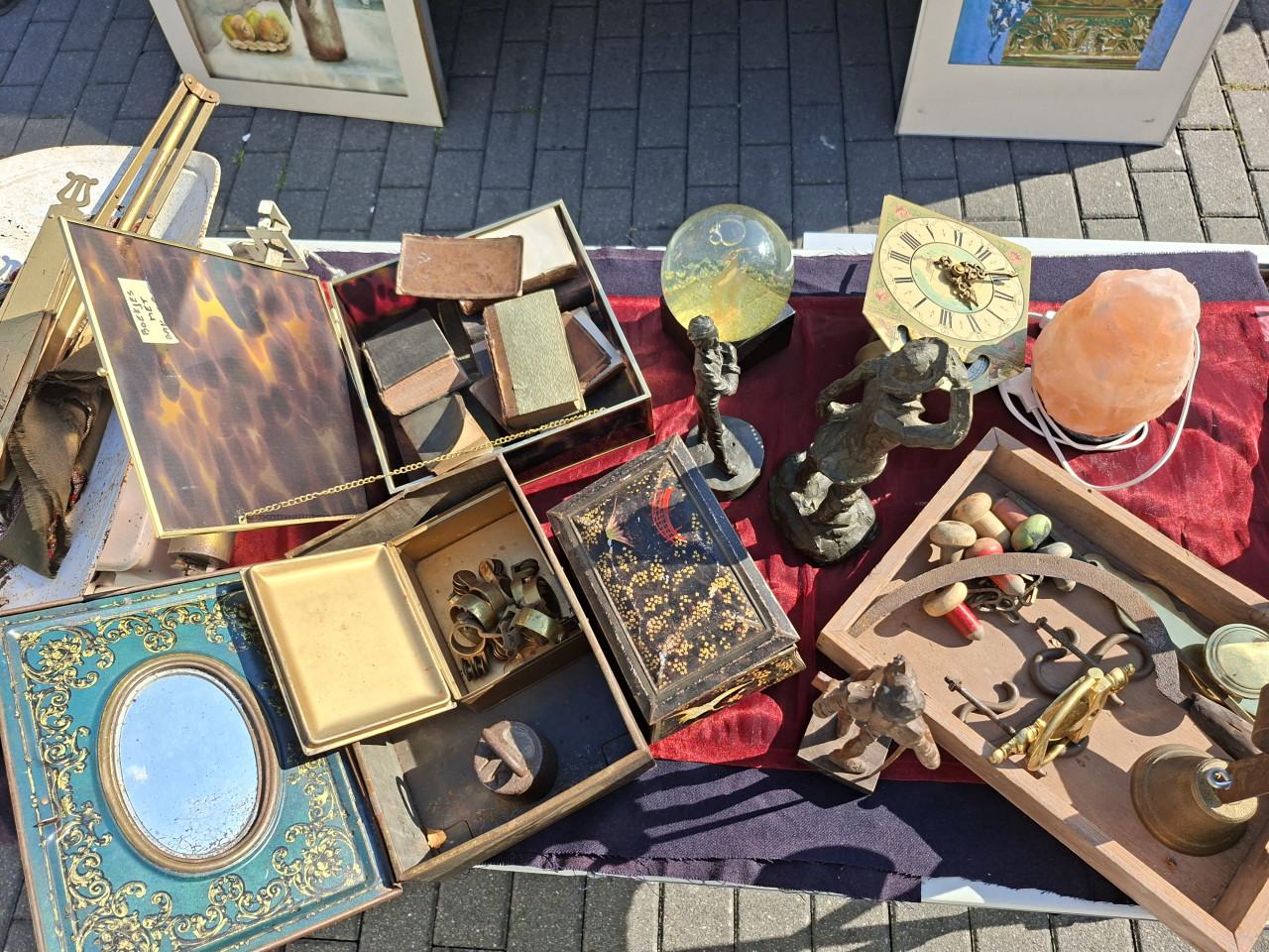 Antiek, brocante, vintage rommelmarkt spullen. Heel veel, goed en voordelig