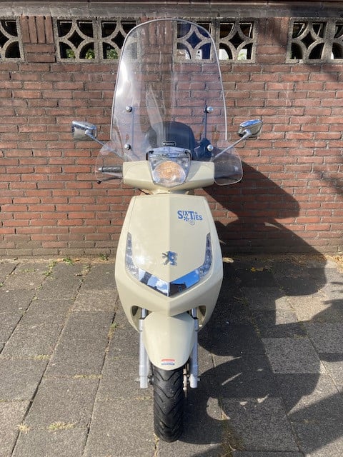 ZEER MOOIE PEUGEOT NEW VIVACITY SIXTIES EDITION 1E EIGENAAR !