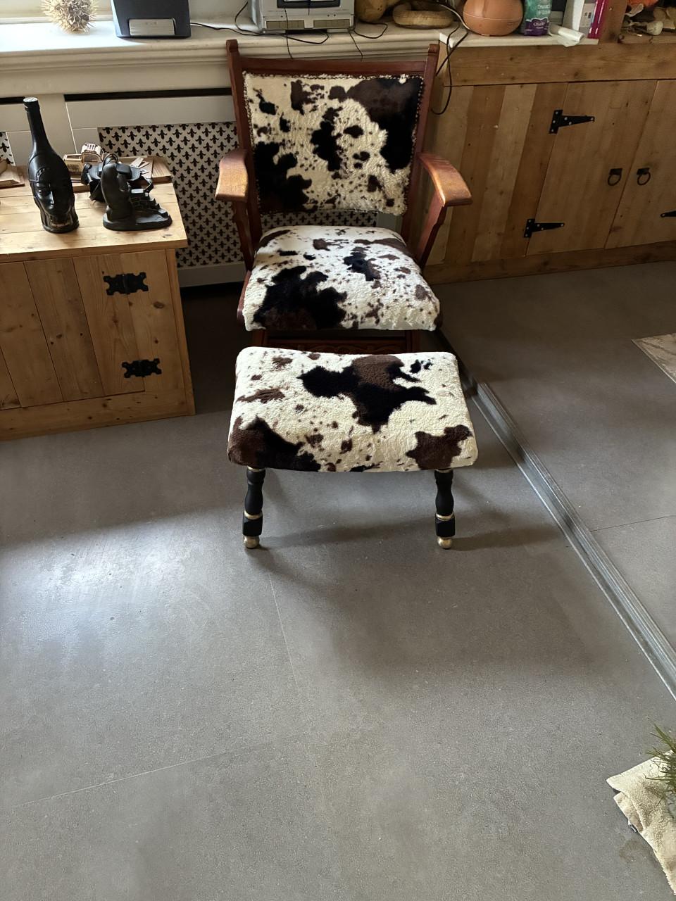 Unieke fauteuil met voetenbankje