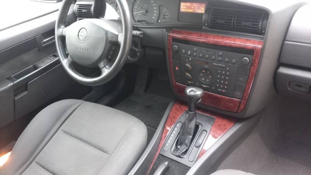 Opel Omega 2.2 16v business edition