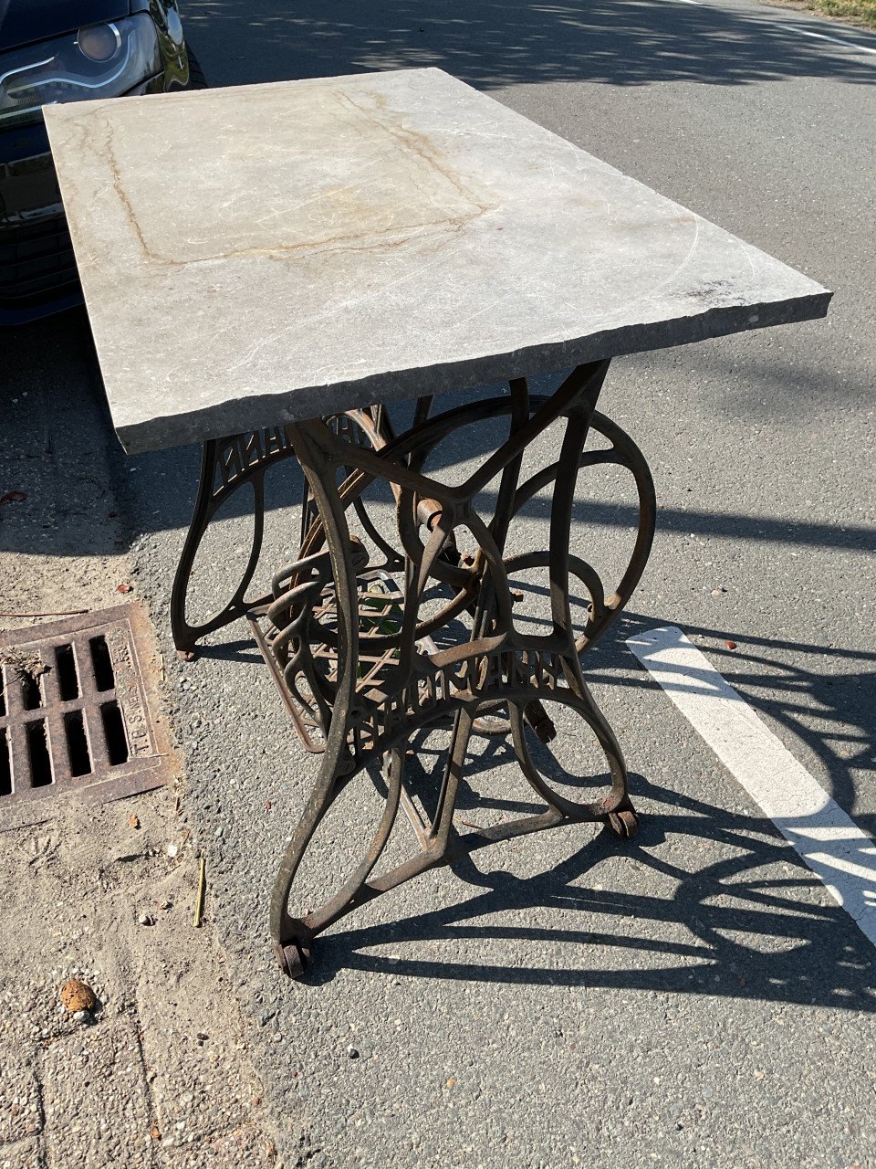 Gietijzeren tafel met hardstenen blad
