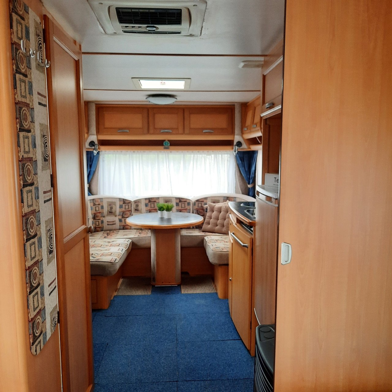LMC 560 Dominant met voortent, mover en airco (lengtebedden)