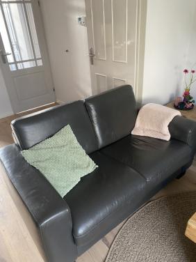 Bank-leer-donkergrijs-2 persoons