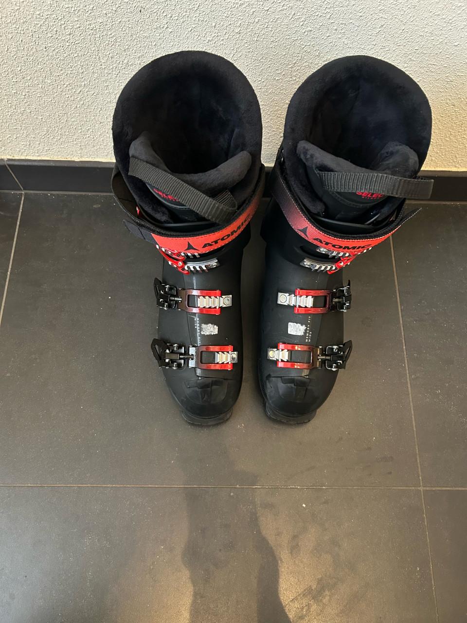 Atomic Skischoen maat 45,5 1 week gebruikt