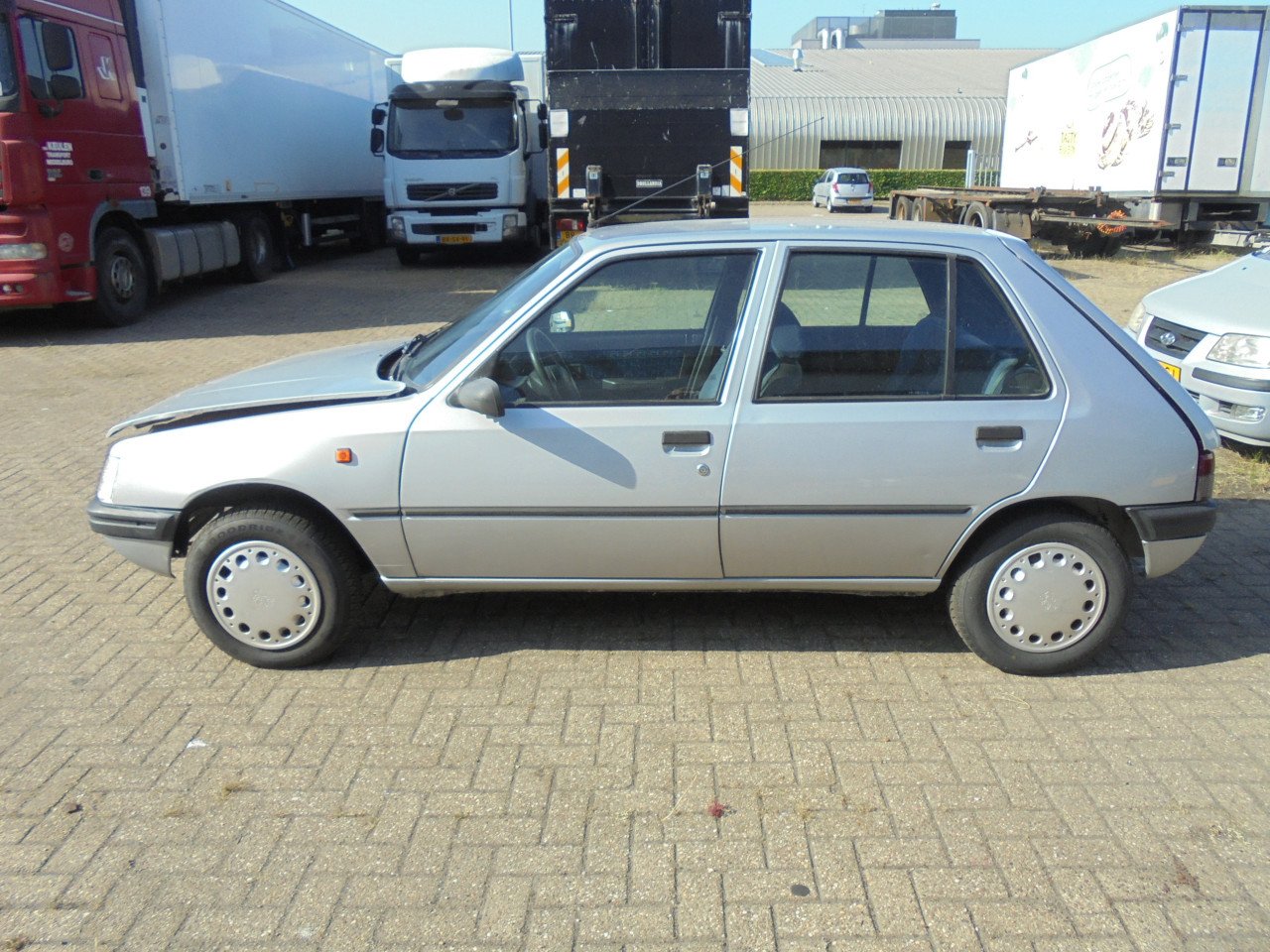 205 1.4 Generation ,youngtimer met werk ,bekleding zeer netjes € 895