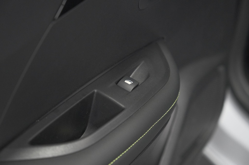Peugeot 2008 puretech 130 eat8 gt | camera | apple carplay | parkeersensore