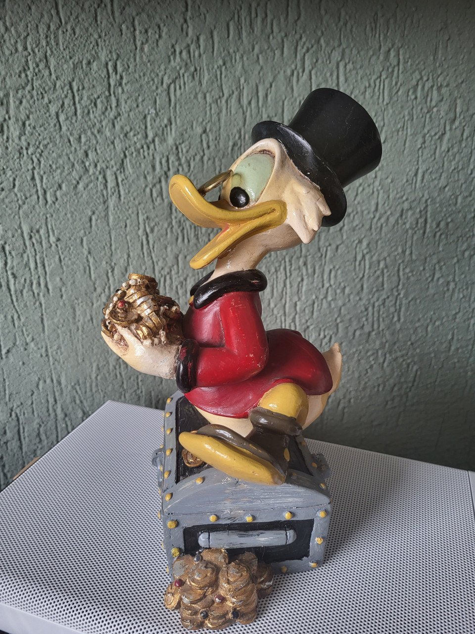 Dagobert Duck op schatkist Disney figuur
