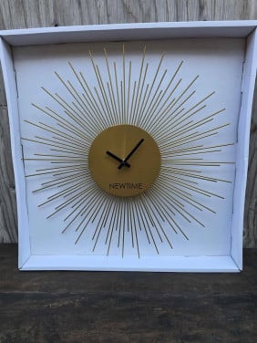 KLOK "ZON" IN KLEUR GOLDMETAAL DIAMETER 40CM PRIJS VAN €39,95 VOOR €15,-