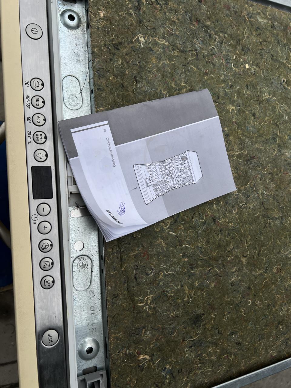 Siemens volledig geïntegreerde inbouw vaatwasser 83x60 cm.