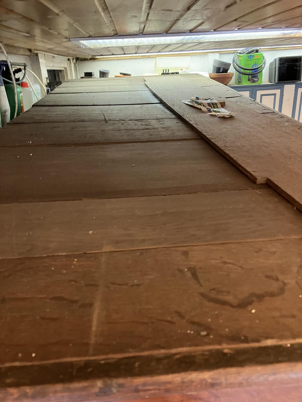 Erg mooie Drentse Eiken kast met noten/ pallisander fineer en mooi snijwerk