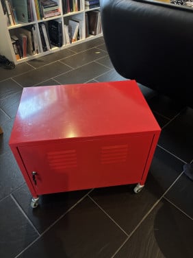 Rood metalen kastje