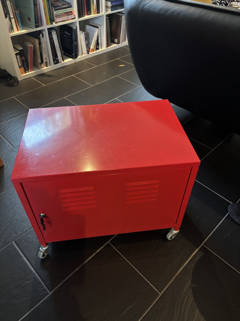 Rood metalen kastje