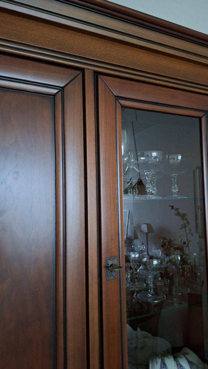 Houten  kast met deuren en glas