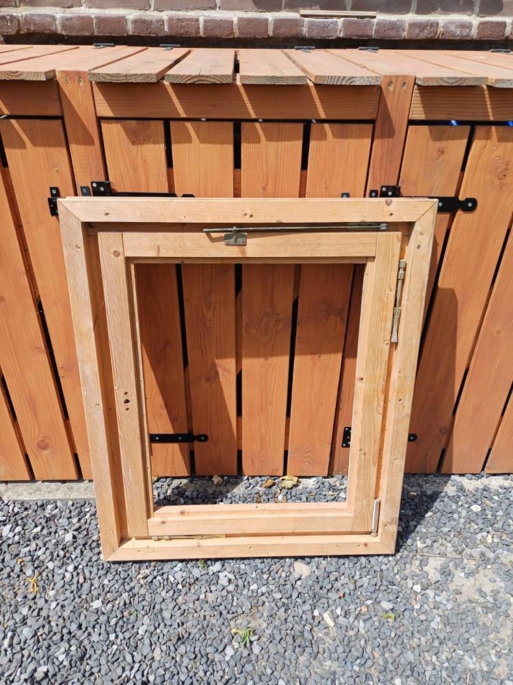 Houten draai/kiepraam zonder glas