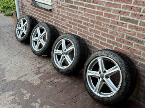 Te koop winterbanden set met licht metalen velgen