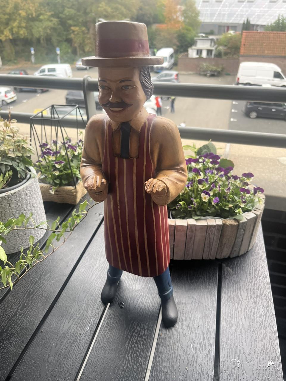 Miniatuur bloemkarretje met pop