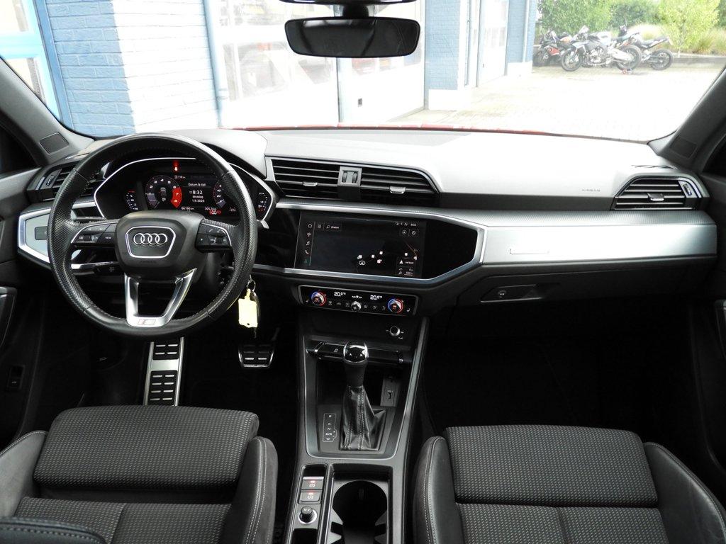 Audi Q3 35 tfsi s-line black optic nap trekhaak