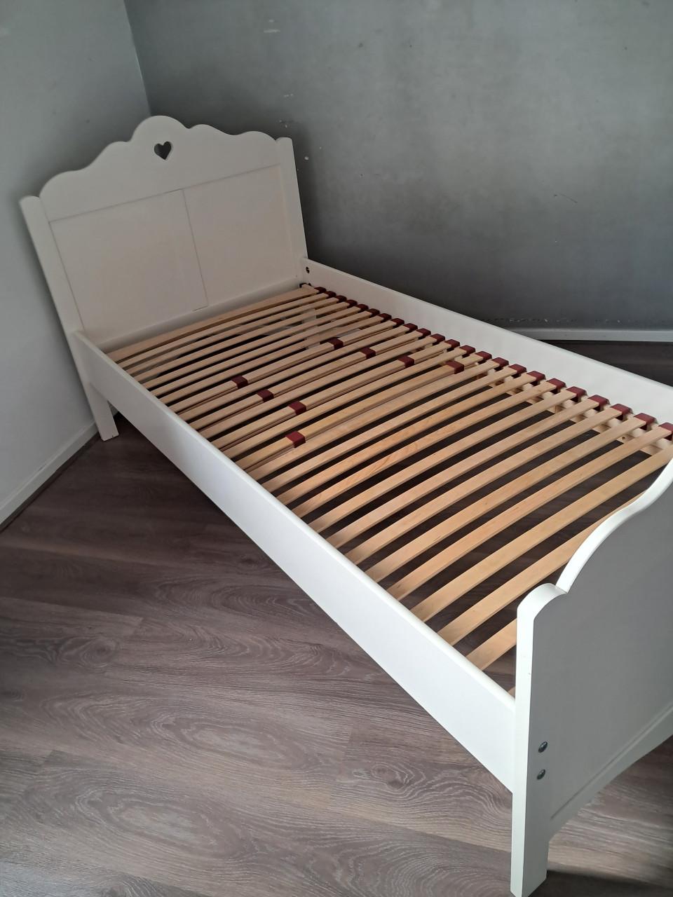 1 persoons meisjes bed inclusief lattenbodem en nachtkastje