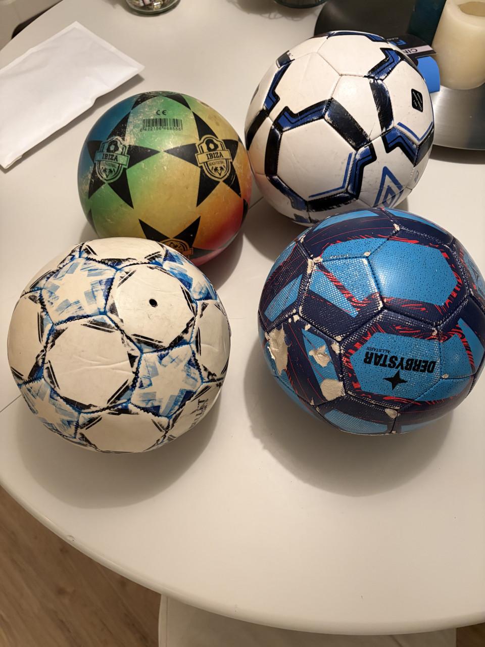 4 voetballen