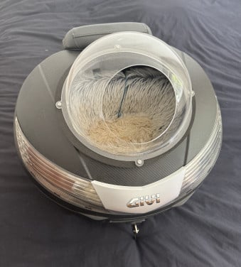 Motor top koffer Givi voor kleine hondje