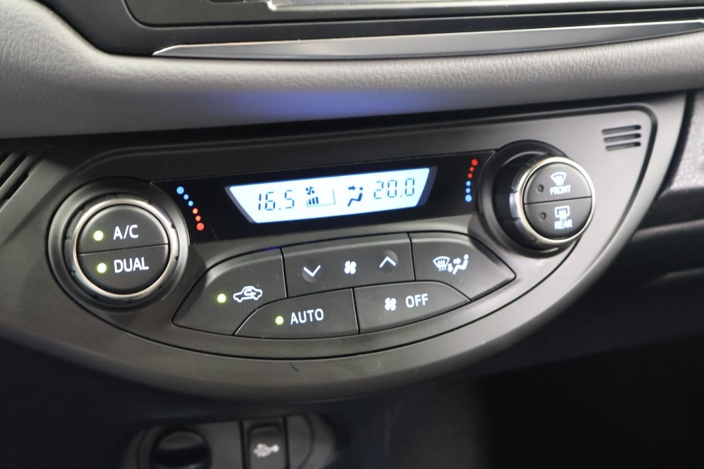 Toyota Yaris 1.5 hybrid dynamic bi-tone