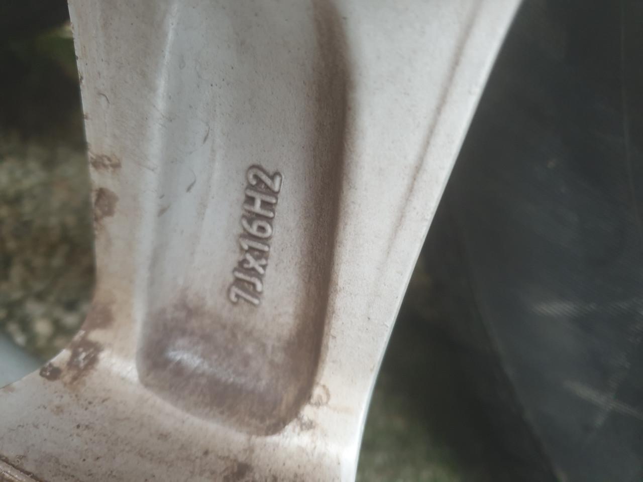 Velgen met winterbanden 215/65R16 voor golf enz