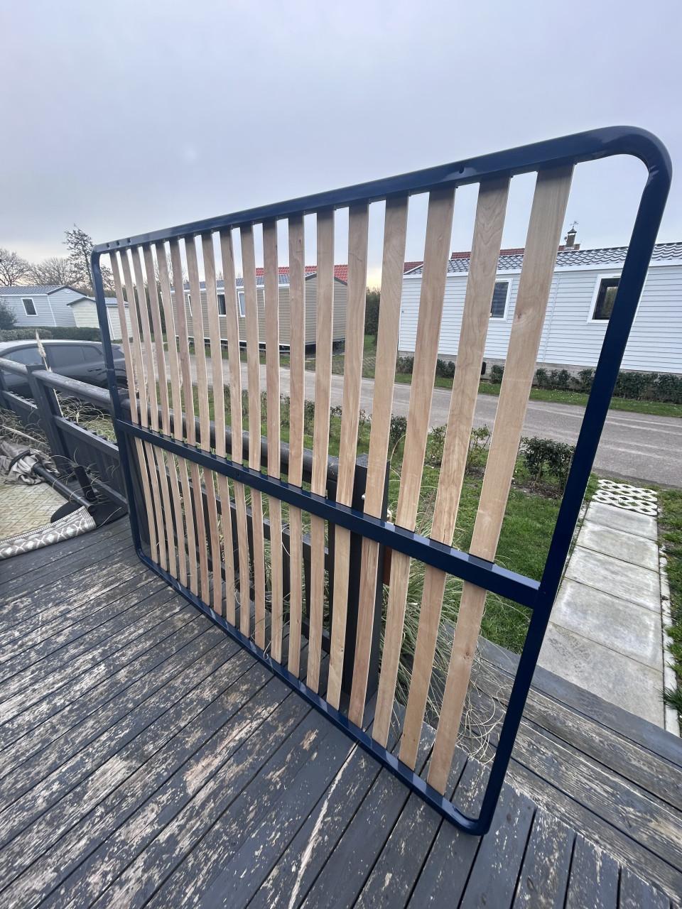 Bed 160x200 inclusief matras hlf jaar oud