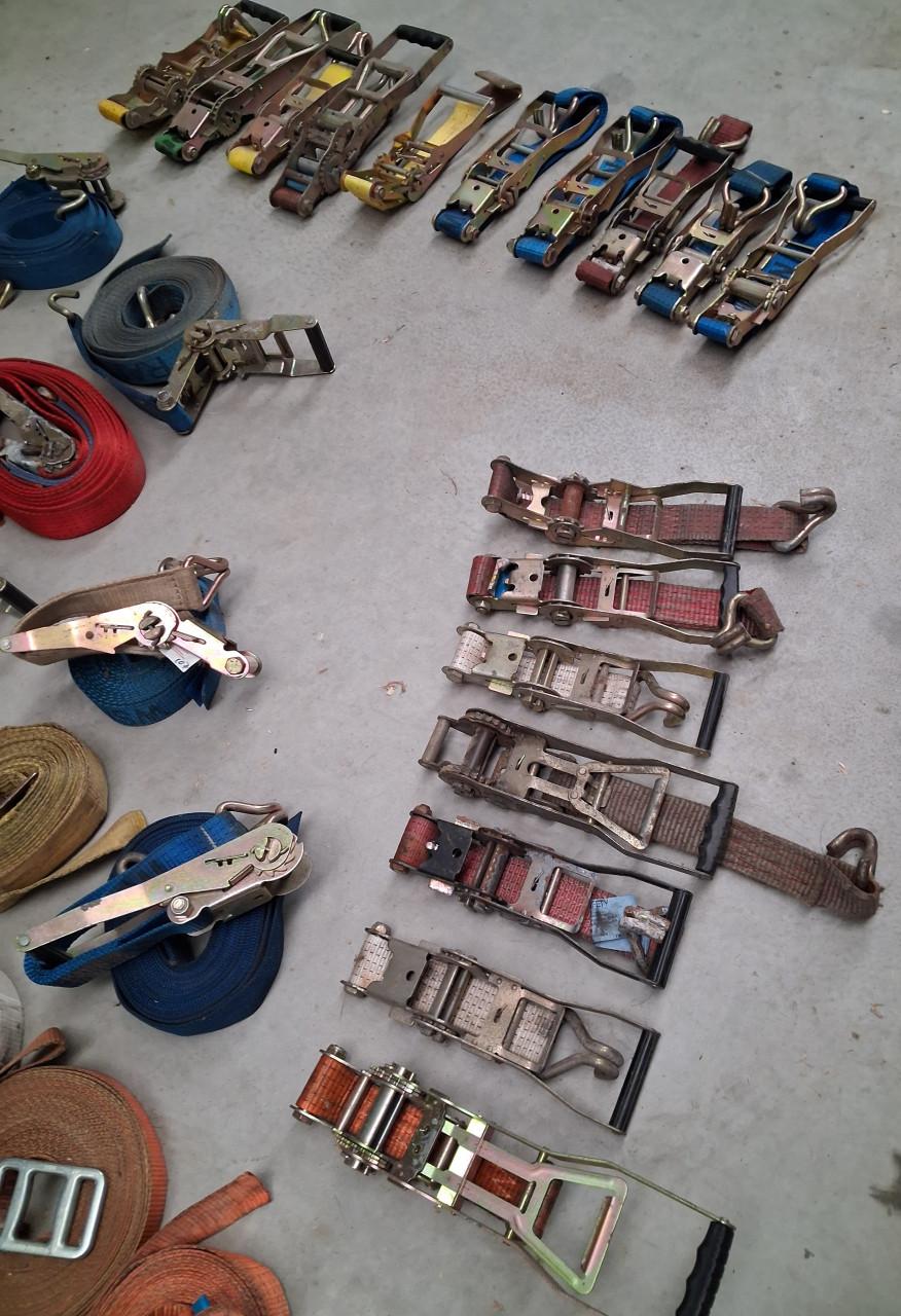 Spanbanden compleet met haken en ratels. .