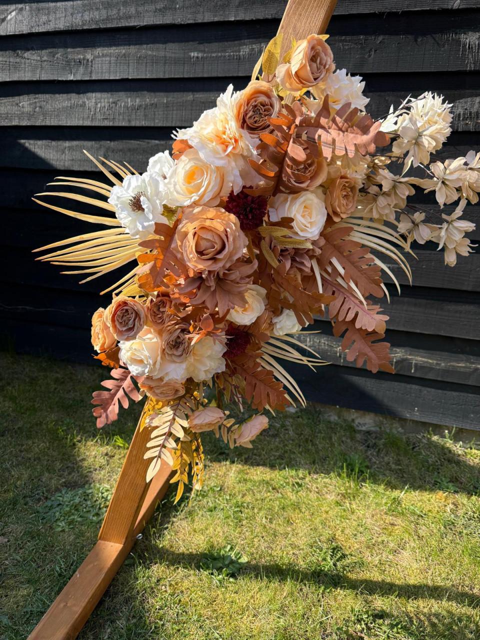 Bruiloft/feest backdrop met bloemstukken