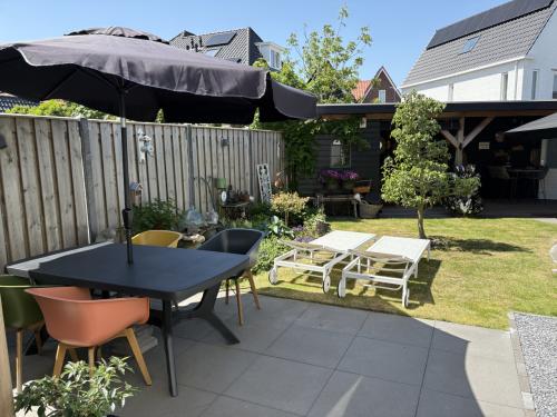 Allibert Tuintafel met 4 Hartmann kuipstoelen en beschermhoes