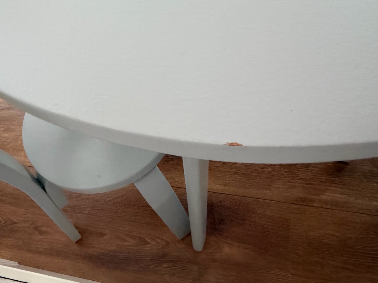 Kindertafel en -stoeltjes