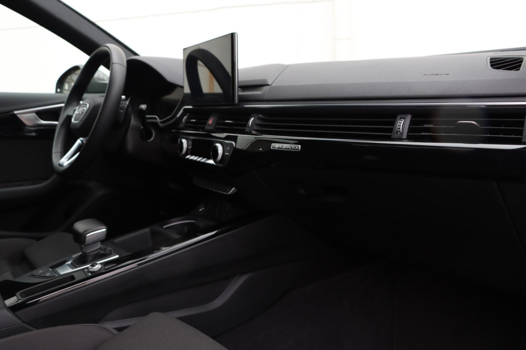 Audi A4 avant 40 tfsi quattro s edition competition 204pk