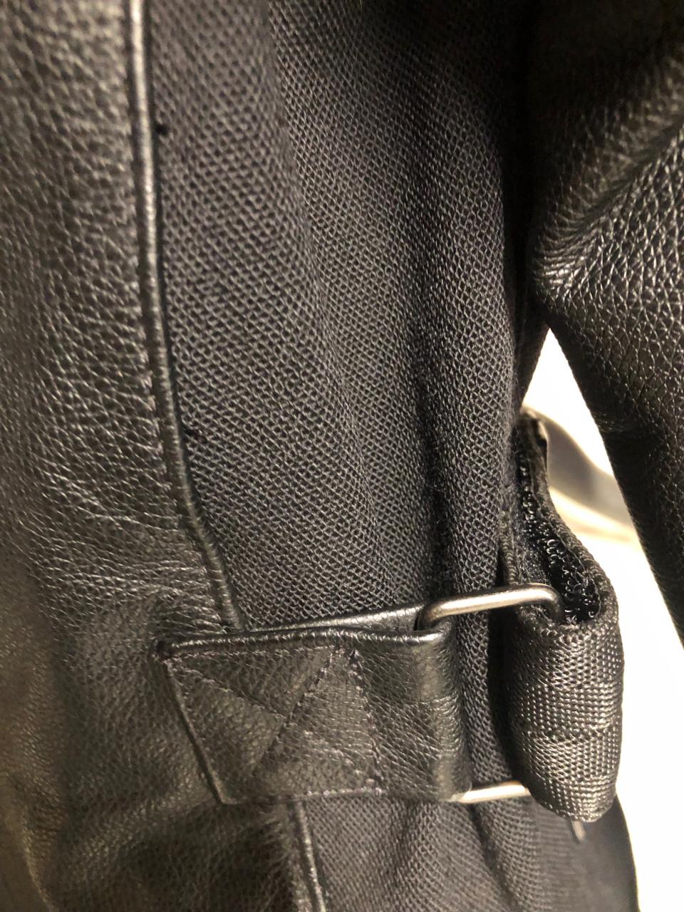 Akito motor jas +broek jas is maat D 14 Uk16….broek is maat D50 Uk32