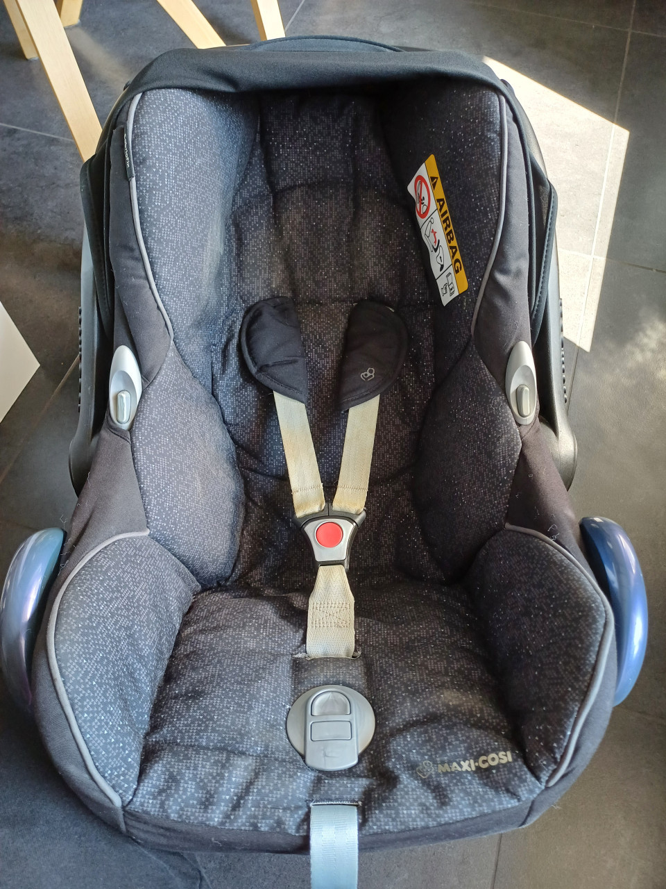 Maxi-Cosi Cabriofix incl. babyverkleiner en 2 voetenzakken