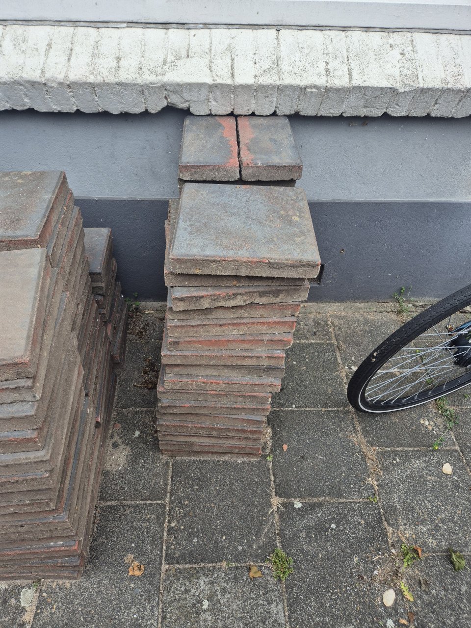 Stoeptegels antraciet gratis op te halen (140 hele+10 halve)