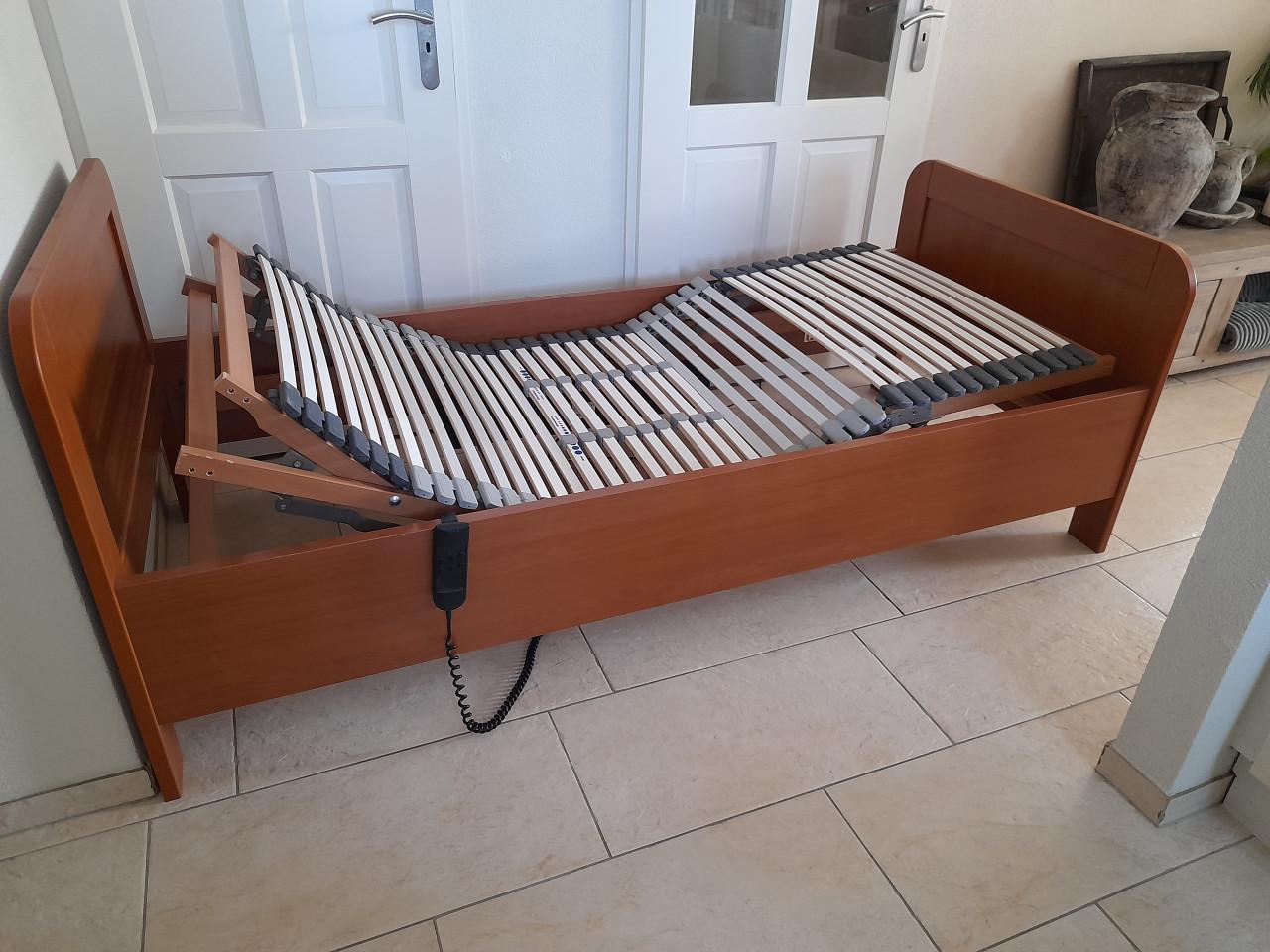 Senioren bed 90 x 200 met elektrisch verstelbare lattenbodem (z.g.a.n.)