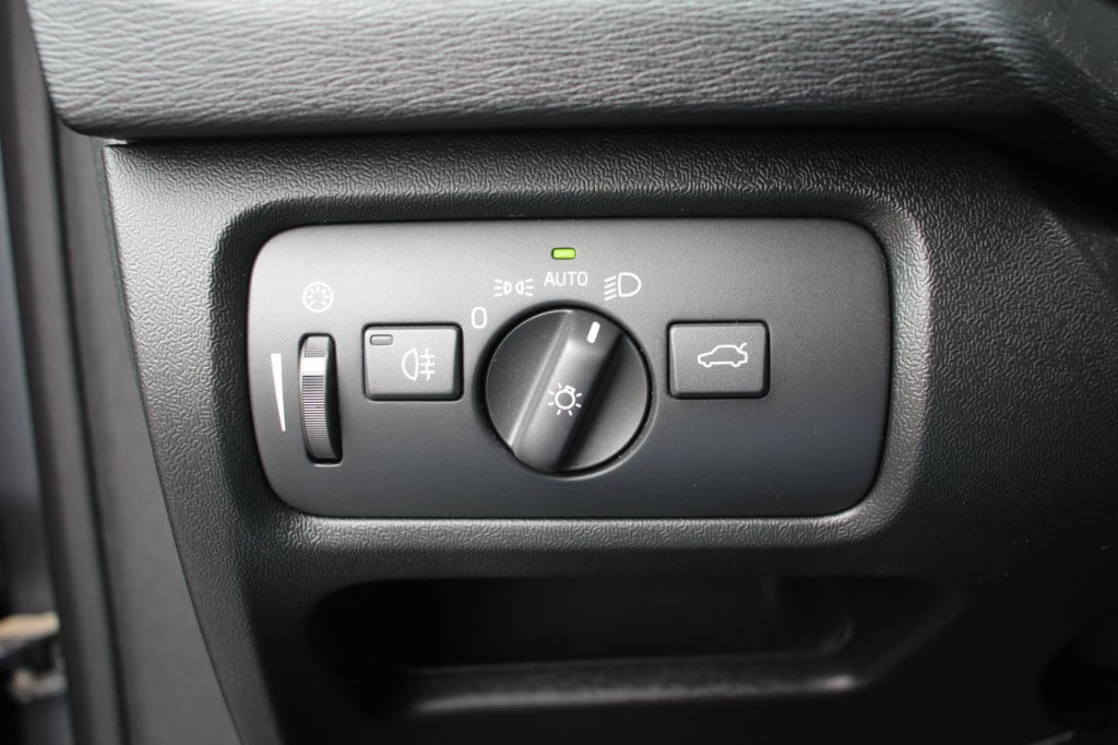 Volvo V40 2.0 t2 momentum - full led - navi - clima - half leder - 1e eig -