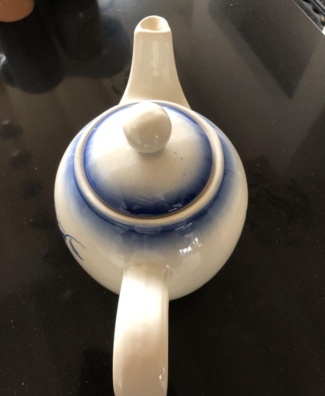 Mooie brocante thee / koffiepot met blauw motief