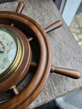 Prachtig houten stuurwiel barometer in nette werkende staat