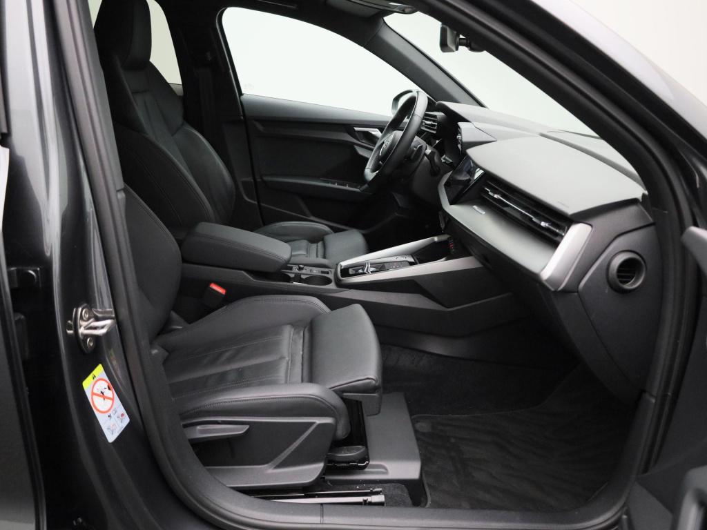 Audi A3 limousine 30 tfsi s edition | automaat | navigatie | vlak stuur | c
