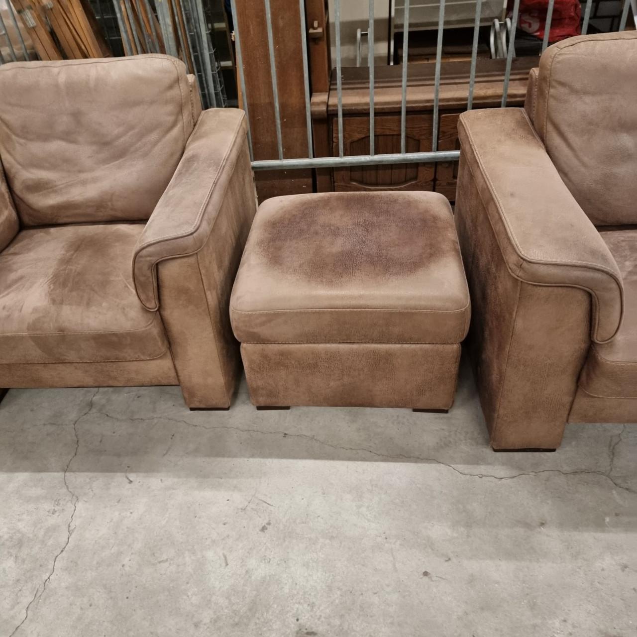 Bankstel 2-2-1-poef en extra fauteuil.
