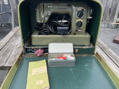 Complete nostalgische naaimachine van het merk Anker RZ-K originele koffer