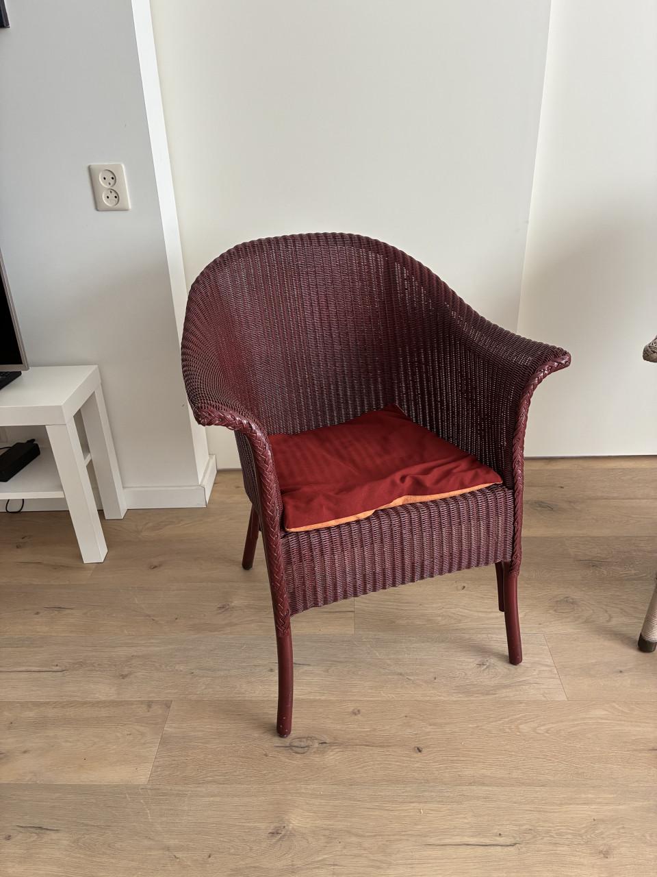 2 Rotan stoelen, 1 wit en 1 rood