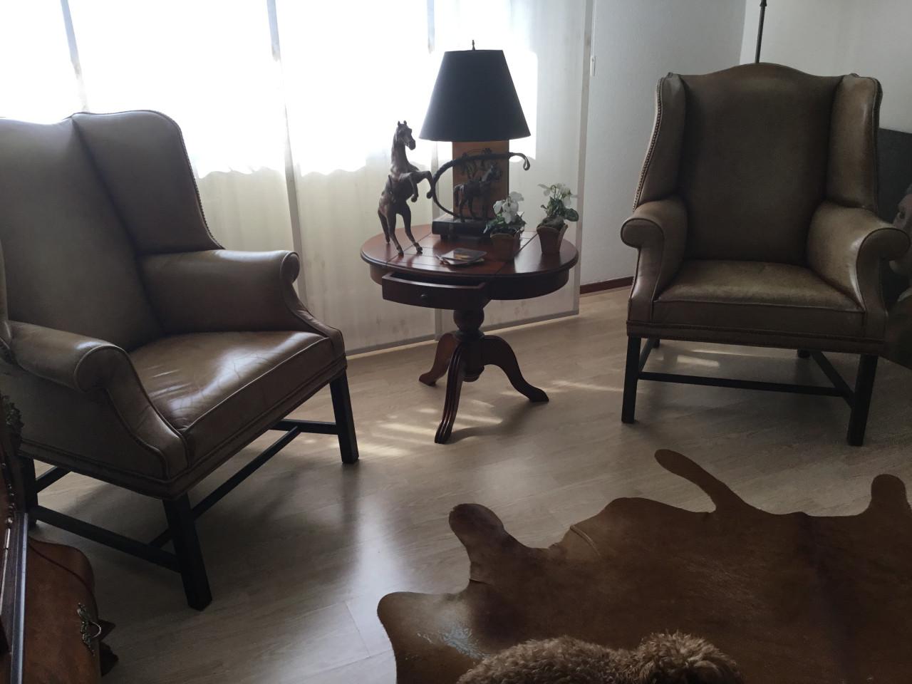 2 stuks Leren / oor faiteuils. Beige / bruin.