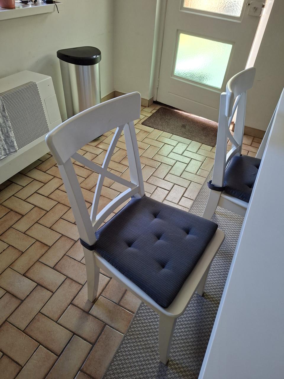 Tafel en stoelen