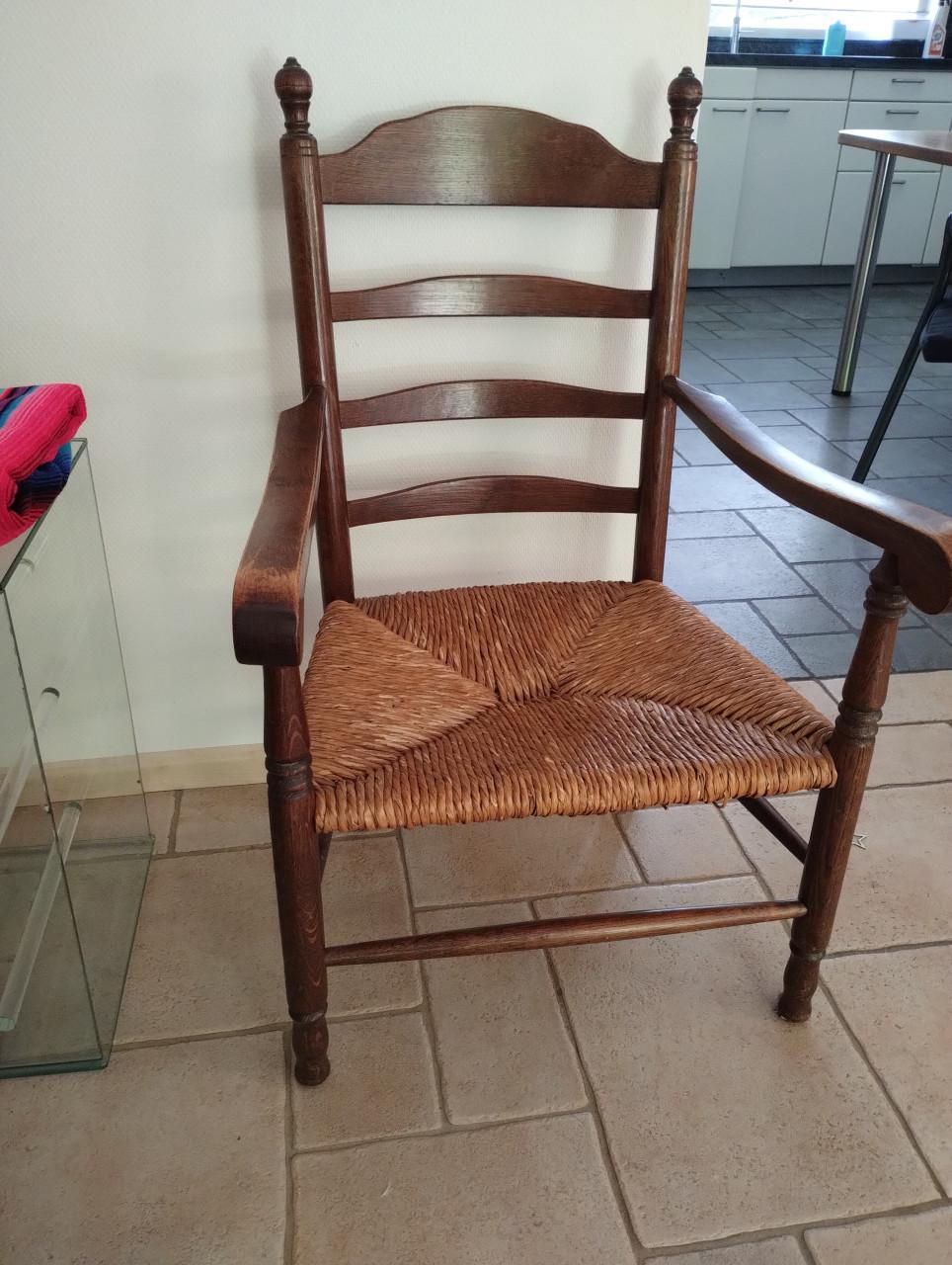 Houten stoeltje met gevlochten zetel